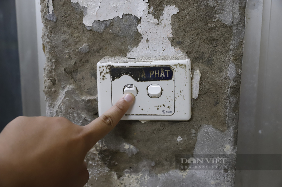 Theo chị Hà, gia đình chị về ở chỉ được khoảng 2 năm thì bắt đầu bị vỡ đường ống nước và bong tróc tường, trần nhà.