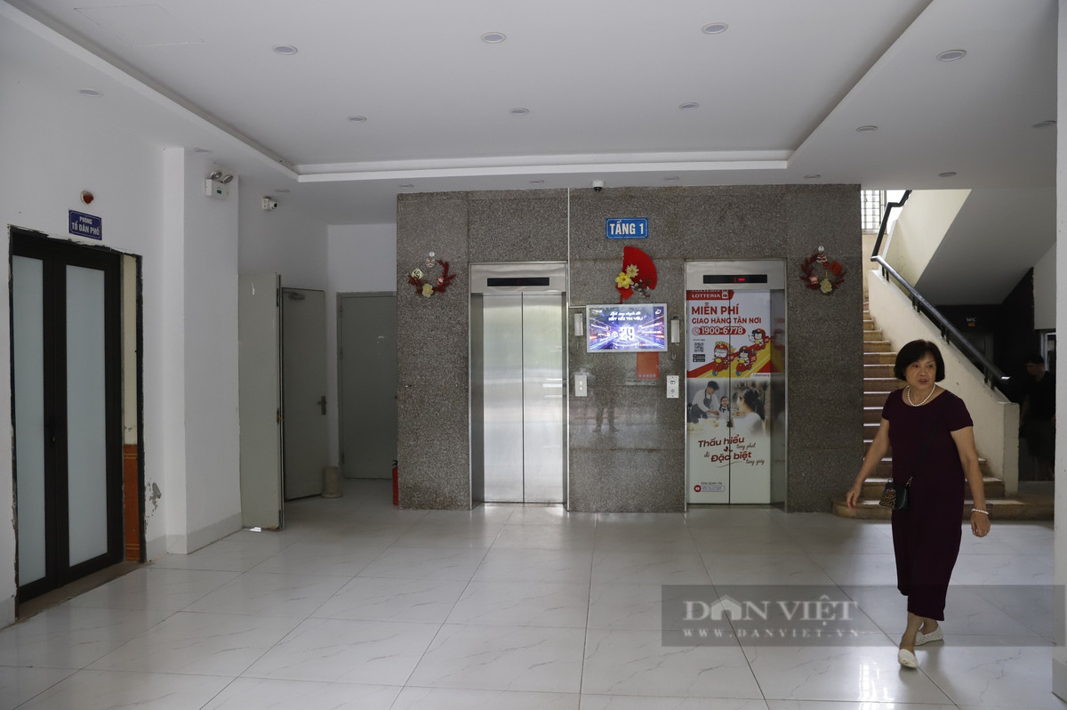 Khu vực sảnh tầng 1 được đánh giá là khang trang nhất. Theo bà Vũ Thị Nguyệt - Tổ trưởng tổ dân phố số 51, kiêm Phó Trưởng ban quản trị tòa nhà A6B cho biết, phải huy động tiền đóng góp của cư dân thì mới có tiền sửa chửa sảnh tầng 1. "Chúng tôi mong cơ quan chức năng tháo gỡ những vấn đề đang vướng mắc liên quan đến khu nhà tái định cư A6 Nam Trung Yên", bà Nguyệt nói thêm.