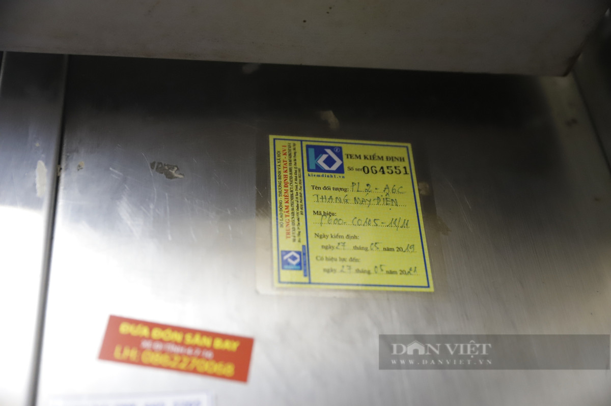 Tại khu vực thang máy, tem kiểm định tại tòa nhà A6C đã hết hạn từ năm 2021.