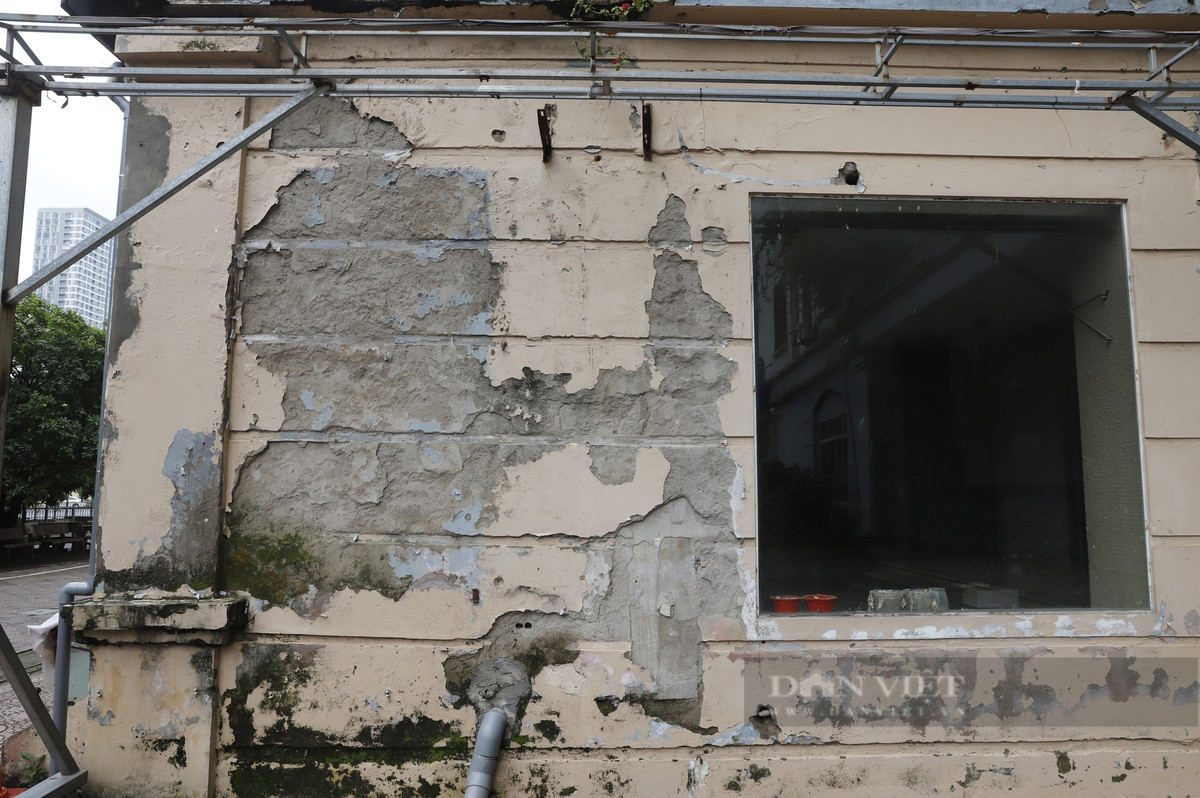 Các mảng tường bên ngoài xuống cấp, nhếch nhác, phần lớn đường ống nước của các căn hộ bị hư hỏng, gây mất mỹ quan đô thị.