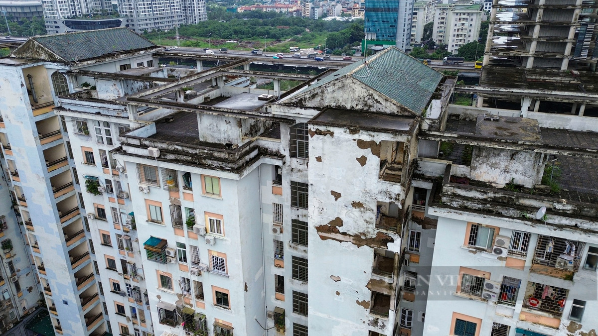 Hiện rất nhiều hạng mục phụ trợ ở một số tòa nhà đã bị xuống cấp nghiêm trọng, bậc cầu thang bị nứt gãy, nhiều mảng tường nhà bong tróc, xuất hiện những vết nứt kéo dài.