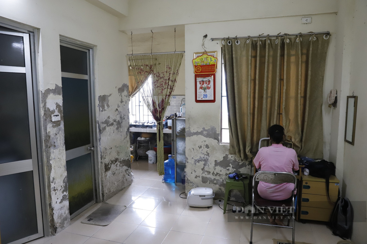 Theo ghi nhận tại nhà chị Nguyễn Thị Thu Hà (phòng 808 tòa nhà A6C khu tái định cư Nam Trung Yên), được biết chị Hà từ phường Ô Chợ Dừa, quận Đống Đa về đây ở từ năm 2014.