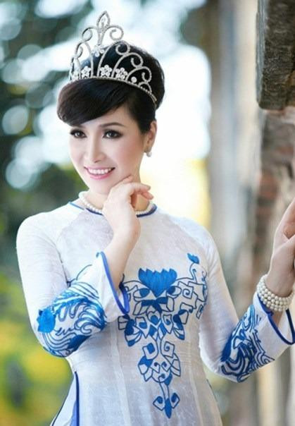ùi Bích Phương được sinh ra và lớn lên trong một gia đình trí thức. Cha của cô là cố nghệ sĩ Bùi Đức Minh - một người Hà Nội gốc, một người tài hoa, yêu nghệ thuật từ nhỏ. Mẹ Bùi Bích Phương là Nguyễn Thị Thuyết Hoa cũng sinh ra trong một gia đình gia giáo.