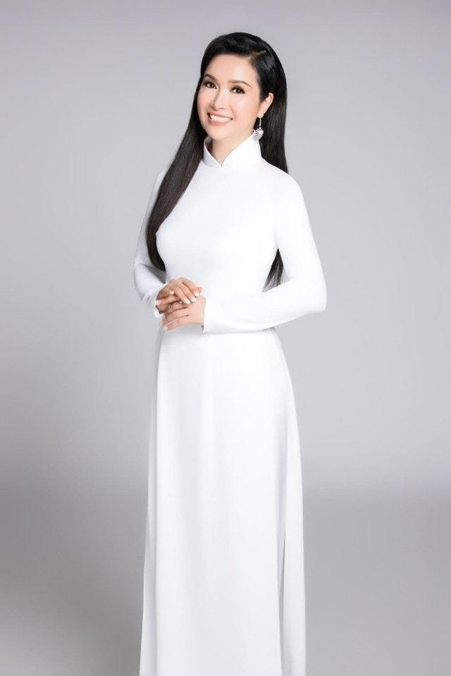 au 36 năm đăng quang, Bùi Bích Phương vẫn giữ được nhan sắc mặn mà và duyên dáng. Cô tự nhận mình có cuộc sống bình dị, không sang chảnh như mọi người tưởng.