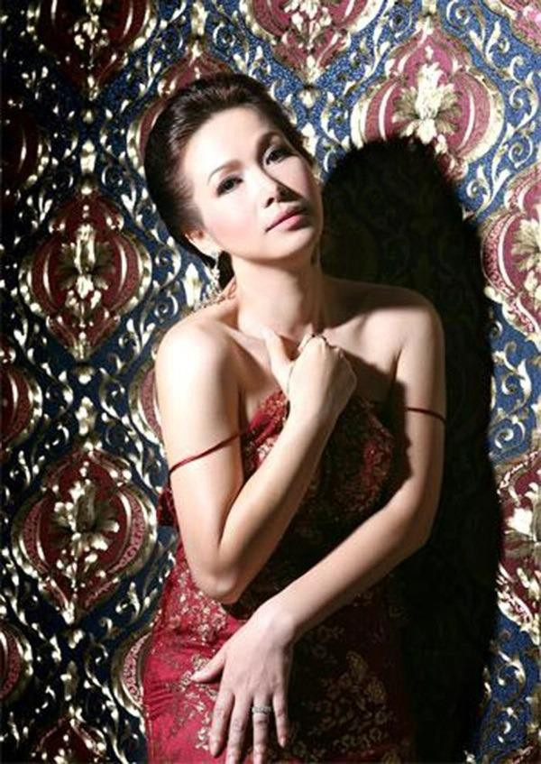 au khi đăng quang hoa hậu, Bùi Bích Phương không lấn sân vào showbiz mà tiếp tục con đường học vấn. Năm 1994, cô nhận được học bổng du học tại Hàn Quốc và có bằng Thạc sĩ tại Đại học Seoul (Hàn Quốc).