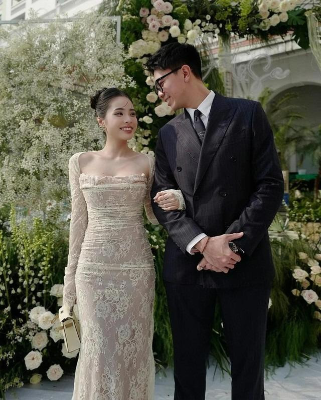 iều Anh chia sẻ cô và ông xã gắn bó với nhau 10 năm. Lần đầu gặp gỡ, cặp đôi trò chuyện suốt 3 tiếng, sau đó cảm mến và tiến đến hẹn hò. Năm 2015, cô kết hôn ở tuổi 21 khi chưa tốt nghiệp đại học.