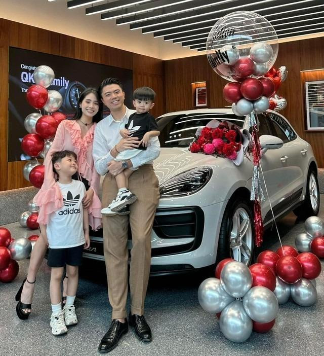 hồng của Kiều Anh là Văn Quỳnh - cháu trai cố giáo sư Văn Như Cương, con trai nhà giáo Văn Thùy Dương. Hiện tại, Văn Quỳnh làm việc trong lĩnh vực giáo dục.