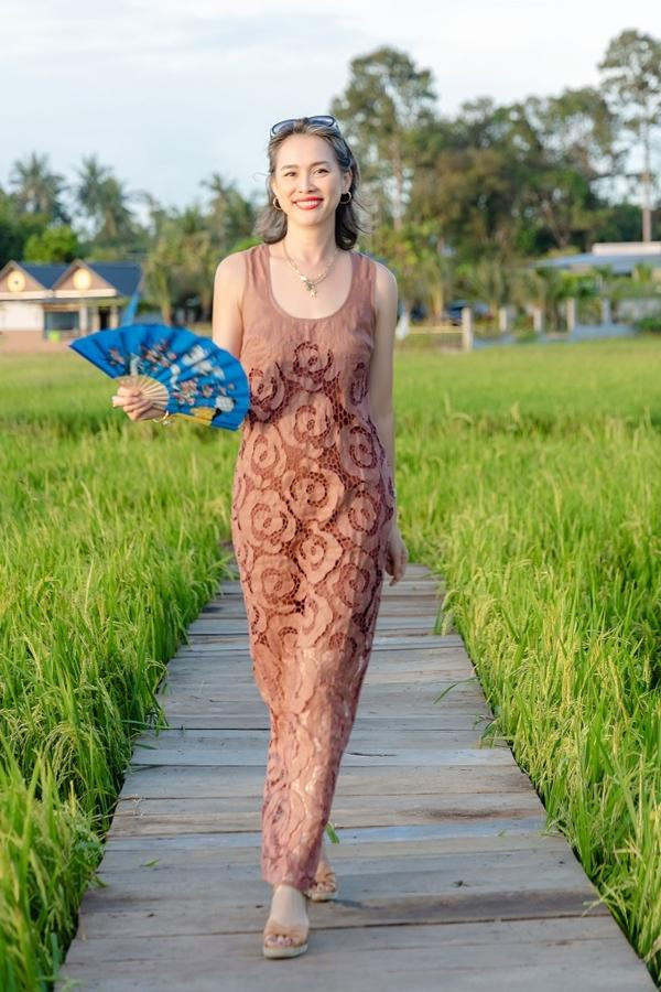 gọc Khánh vẫn đẹp rạng rỡ nhờ nụ cười tỏa sáng và làn da tươi trẻ. Bên cạnh đó, vóc dáng thon gọn của cô cũng khiến nhiều người không khỏi ngưỡng mộ.