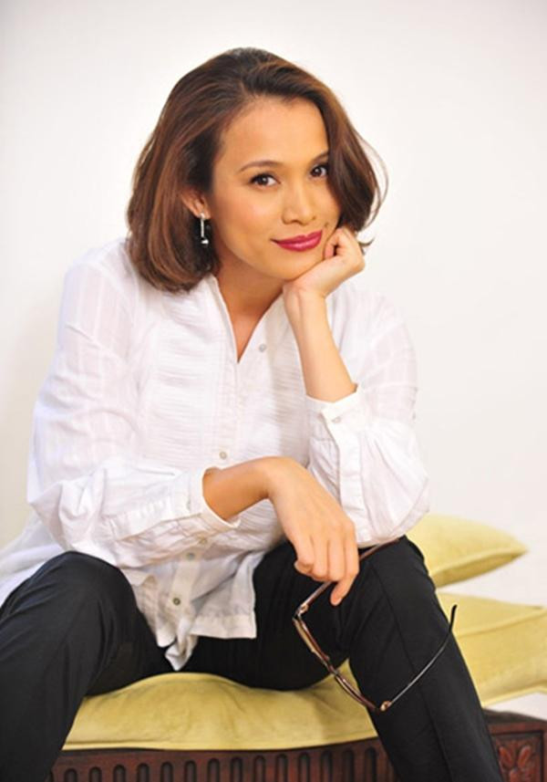au nhiều năm rời xa showbiz, cô được nhận xét là vẫn giữ được nét đẹp tự nhiên, lạ nhưng đầy cuốn hút.