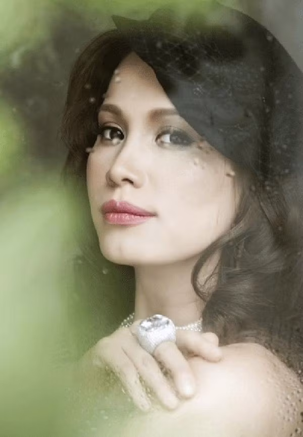 Thời điểm đăng quang, Ngọc Khánh từng gây nhiều tranh cãi vì vẻ đẹp "lệch chuẩn". Những năm 1990 ở Việt Nam, đôi môi dày gợi cảm, khuôn miệng rộng cùng gò má cao của người đẹp không hợp với thị hiếu chung.