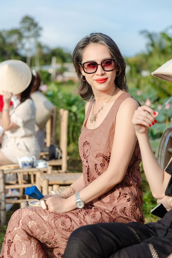 ần đây nhất, Ngọc Khánh bất ngờ trở về Việt Nam, tham dự một show diễn thời trang với vai trò khách mời. Tại sự kiện, hoa hậu diện váy 2 dây đơn giản, khoe nét đẹp cuốn hút ở độ tuổi trung niên. Bước sang tuổi U50, mái đầu của Hoa hậu Việt Nam 1998 đã xuất hiện nhiều tóc bạc, nhưng cô không nhuộm mà trung thành với màu tóc tự nhiên.