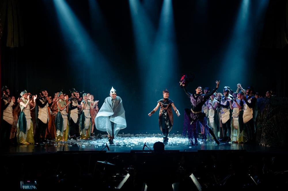 ạnh Duy là thành viên chủ chốt của hợp xướng HBSO, từng tham gia các vở diễn như "Quả phụ vui tính", "Dế mèn phiêu lưu ký"… Vở gần nhất là "Dấu chân thời gian".