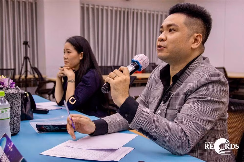 Nam nghệ sĩ thường được mời làm giám khảo các cuộc thi hát, đặc biệt là cuộc thi của sinh viên.