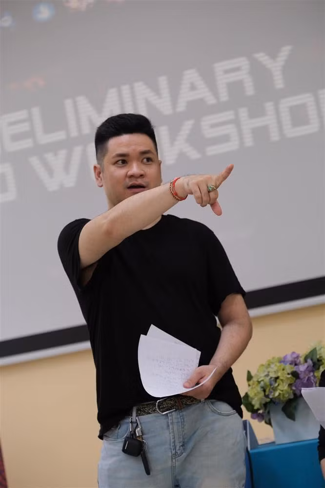 Ngoài hát, Mạnh Duy còn dạy thanh nhạc tại Trường Đại học Sân khấu - Điện ảnh TPHCM, trợ giảng một số lớp cao đẳng và đại học chính quy cũng như phụ trách các lớp ngắn hạn, lớp bồi dưỡng năng khiếu. Sau này, anh còn dạy nhạc tại một số sân khấu kịch, trong đó có Sân khấu kịch Hoàng Thái Thanh.