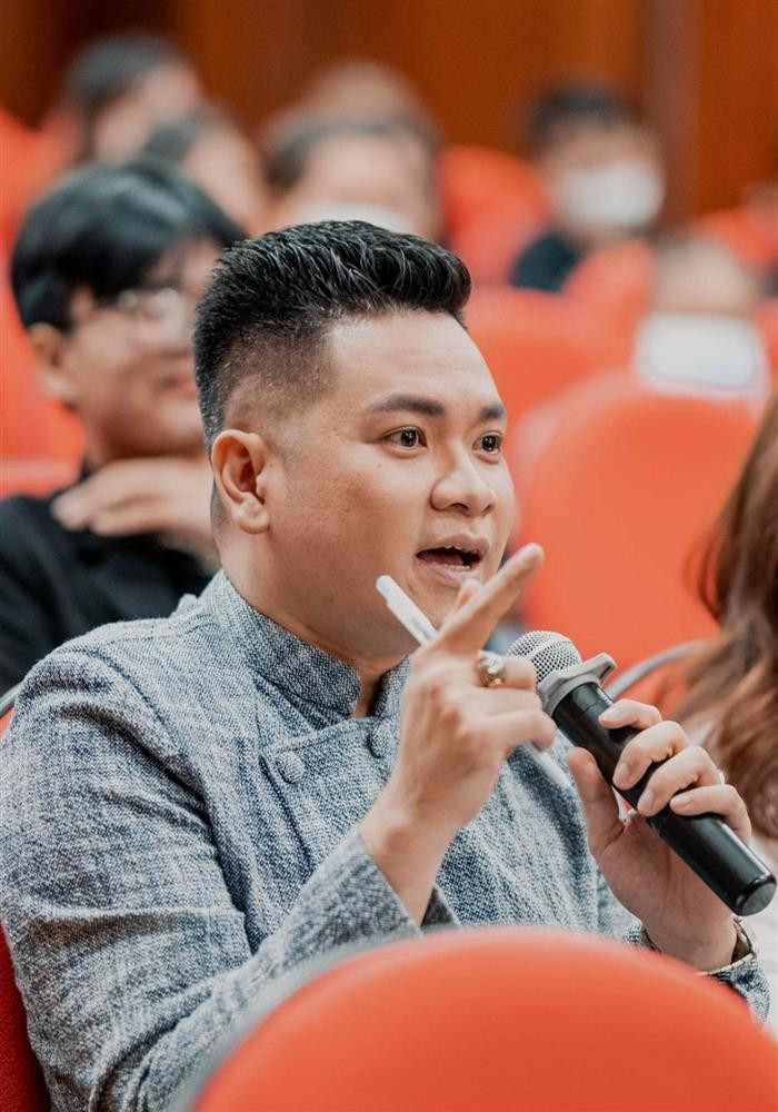 ạnh Duy tâm đắc công việc này vì tin rằng thanh nhạc là kỹ năng cần thiết đối với diễn viên kịch chuyên nghiệp. Học hát còn giúp sử dụng tốt hơi thở khi thoại, nhấn nhá đài từ và truyền tải cảm xúc qua thoại. Anh hết lòng dạy và truyền đạt kinh nghiệm nên có rất đông học trò. Các trò là diễn viên, người mẫu trẻ thường xuyên bày tỏ tình cảm, sự kính trọng với Mạnh Duy.