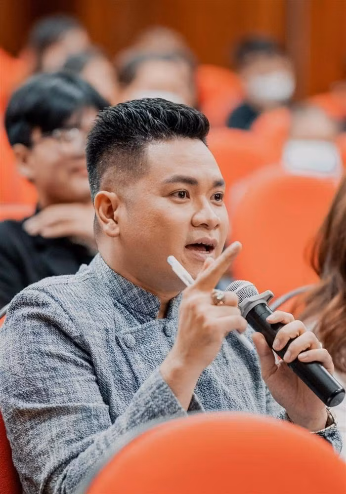 Mạnh Duy tâm đắc công việc này vì tin rằng thanh nhạc là kỹ năng cần thiết đối với diễn viên kịch chuyên nghiệp. Học hát còn giúp sử dụng tốt hơi thở khi thoại, nhấn nhá đài từ và truyền tải cảm xúc qua thoại. Anh hết lòng dạy và truyền đạt kinh nghiệm nên có rất đông học trò. Các trò là diễn viên, người mẫu trẻ thường xuyên bày tỏ tình cảm, sự kính trọng với Mạnh Duy.