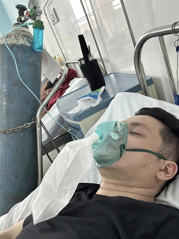 rên trang cá nhân, Nguyễn Phan Mạnh Duy đăng bài viết cuối cùng là thông báo nhập viện hôm 18/10, được người thân và bạn bè quan tâm. Trước đó, anh bị sốt 5 ngày, thấy tình trạng nghiêm trọng mới vào bệnh viện. Dù vậy, ca sĩ vẫn lạc quan, phản hồi bình luận từng người. Những phản hồi ngày càng ngắn và dừng ở ngày 20/10. "Trong khi nghề của mình là thở, đi dạy người ta cách thở mà giờ phải tập thở trong bệnh viện...", một bình luận gây xót xa của Mạnh Duy.