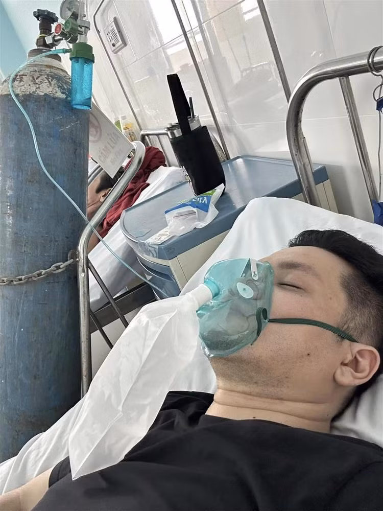 Trên trang cá nhân, Nguyễn Phan Mạnh Duy đăng bài viết cuối cùng là thông báo nhập viện hôm 18/10, được người thân và bạn bè quan tâm. Trước đó, anh bị sốt 5 ngày, thấy tình trạng nghiêm trọng mới vào bệnh viện. Dù vậy, ca sĩ vẫn lạc quan, phản hồi bình luận từng người. Những phản hồi ngày càng ngắn và dừng ở ngày 20/10. "Trong khi nghề của mình là thở, đi dạy người ta cách thở mà giờ phải tập thở trong bệnh viện...", một bình luận gây xót xa của Mạnh Duy.