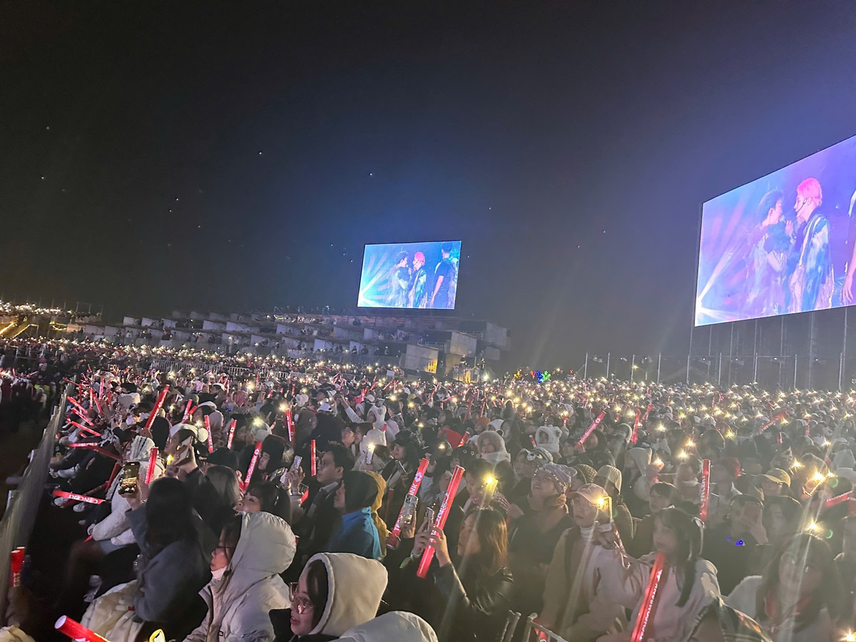 Concert Anh trai vượt ngàn chông gai tối 14/12 đón hàng chục nghìn khán giả. 8 màn hình LED được bố trí sẵn. Khu vực vé đắt nhất có đồ ăn cho khán giả. Đây cũng là hạng vé bán hết nhanh nhất.