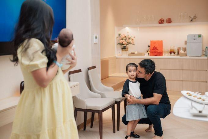 Vo Ha Tram sinh quy tu, chong doanh nhan bat khoc vui mung-Hinh-3