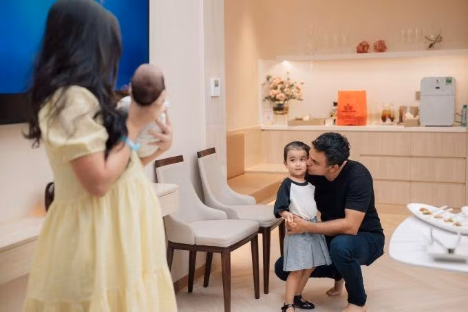 Vo Ha Tram sinh quy tu, chong doanh nhan bat khoc vui mung-Hinh-3