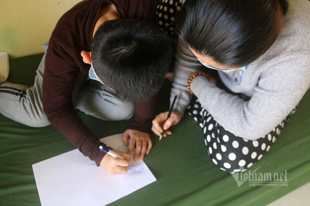 Cuộc gọi lúc 2h sáng làm ‘chao đảo’ gia đình có 9 người phải đi cách ly