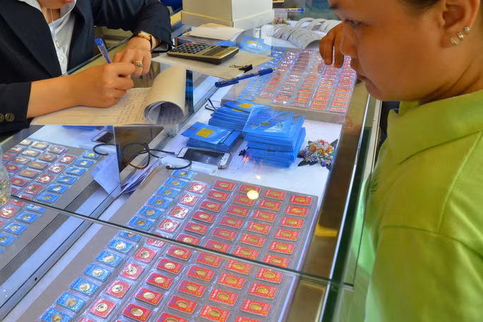 Gia vang hom nay 23/2: Tang du doi, thi truong ngap nguoi mua