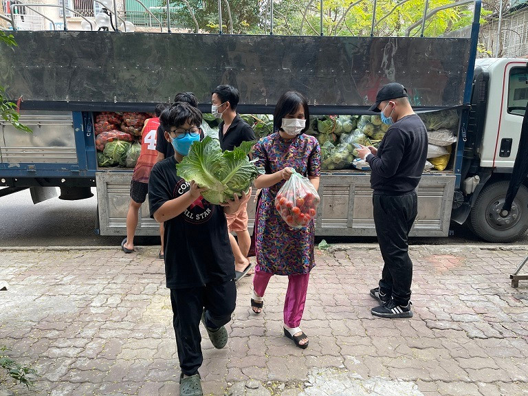 Giai cuu Hai Duong: Nu giam doc ca ngay boc vac, ong chu bien showroom o to thanh vua rau cu-Hinh-14