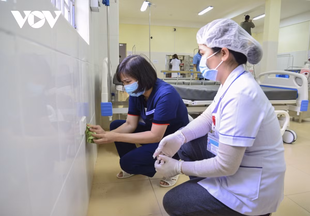 Các Bác sỹ Biện viện Bạch Mai hướng dẫn cho cán bộ Y tế Trung tâm Y tế thành phố Điện Biên Phủ về cách khử khuẩn đúng trong phòng hồi sức.