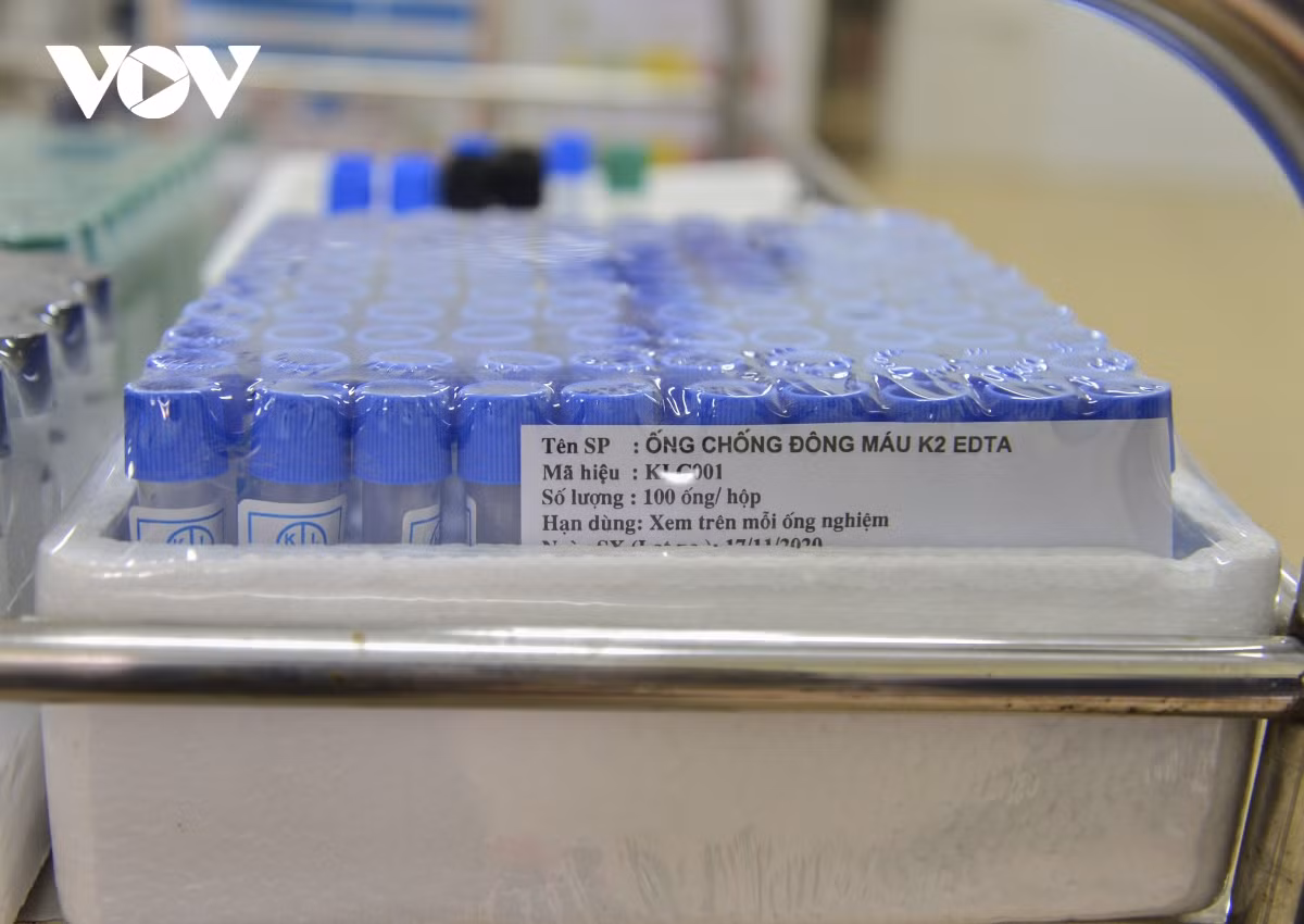 Nhiều thiết bị, vật dụng y tế, thuốc men... cũng đã được cung ứng đầy đủ, sắp xếp ngăn nắp, gọn gàng để sẵn sàng cho công tác điều trị bệnh nhân.