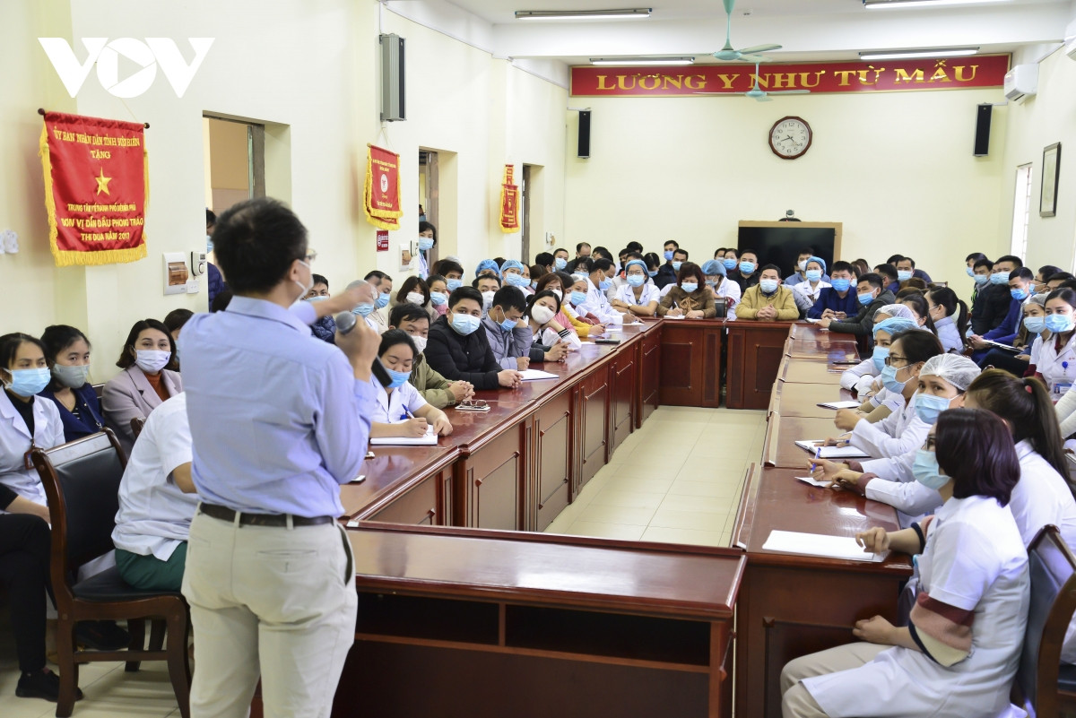 Hơn 100 cán bộ thuộc các chuyên khoa khác nhau đang thực hiện công tác tập huấn nhanh để có thể đáp ứng được việc sử dụng thiết bị với sự hướng dẫn của các chuyên gia đầu ngành.