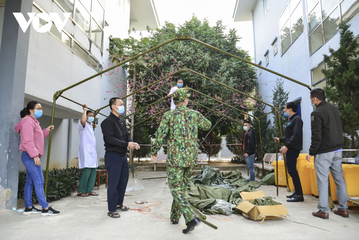 Thiết lập khu vực thay thế đồ bảo hộ trước khi ra vào khu vực hồi sức