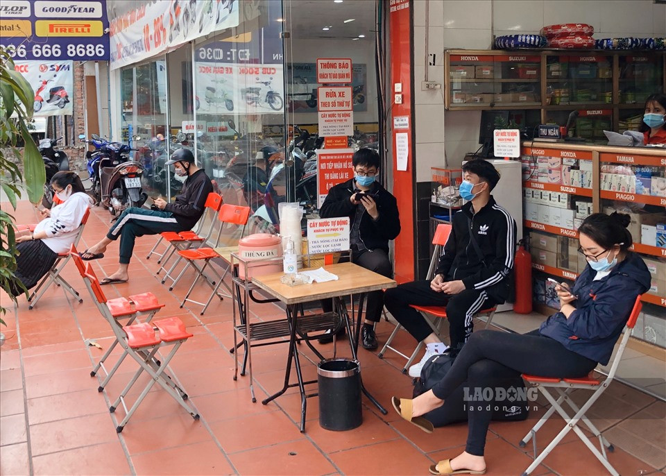 Cận Tết, người dân xếp hàng cả tiếng chờ rửa xe Can Tet, nguoi dan xep hang ca tieng cho rua xe