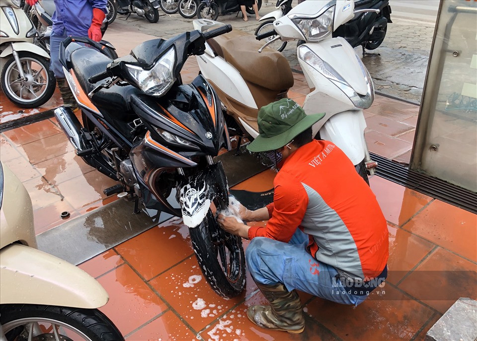 Cận Tết, người dân xếp hàng cả tiếng chờ rửa xe - Hình 2 Can Tet, nguoi dan xep hang ca tieng cho rua xe-Hinh-2