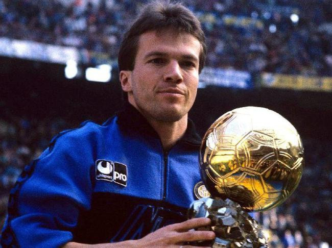  Lothar Matthaus (1961 - Tân Sửu) giành Quả bóng Vàng châu Âu 1990 sau khi cùng đội tuyển Tây Đức vô địch World Cup trên đất Italy. Matthaus là cầu thủ giữ kỷ lục về số kỳ World Cup tham dự với tư cách cầu thủ (5 kỳ), và từng vô địch EURO 1980 cùng Tây Đức khi mới 19 tuổi.