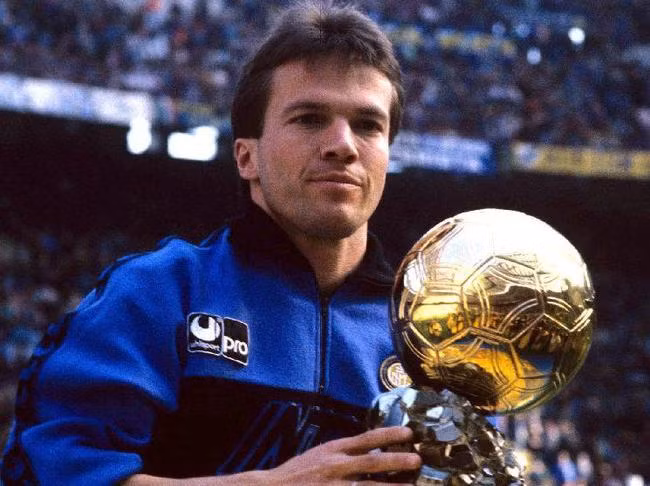  Lothar Matthaus (1961 - Tân Sửu) giành Quả bóng Vàng châu Âu 1990 sau khi cùng đội tuyển Tây Đức vô địch World Cup trên đất Italy. Matthaus là cầu thủ giữ kỷ lục về số kỳ World Cup tham dự với tư cách cầu thủ (5 kỳ), và từng vô địch EURO 1980 cùng Tây Đức khi mới 19 tuổi.
