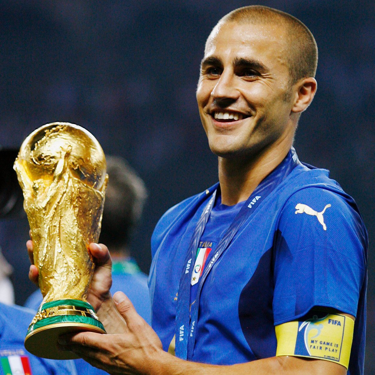  Fabio Cannavaro (1973 - Quý Sửu) là thủ lĩnh của đội tuyển Italy trong chiến tích vô địch World Cup 2006. Phong độ khó tin ở tuổi 33 của Cannavaro khi ấy giúp anh trở thành hậu vệ gần nhất trong lịch sử bóng đá thế giới giành Quả bóng Vàng. Nếu gạt World Cup 2006 khỏi sự nghiệp, Cannavaro vẫn có quyền ngẩng cao đầu với những thành công cùng Parma và Juventus.