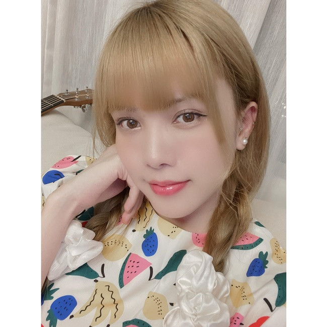 Thiều Bảo Trâm dường như đã cân bằng cuộc sống để tận hưởng không khí nhộn nhịp của năm mới. Tuy nữ ca sĩ vẫn rất xinh đẹp nhưng netizen vẫn mong gặp lại Thiều Bảo Trâm phiên bản rạng rỡ trước kia. 