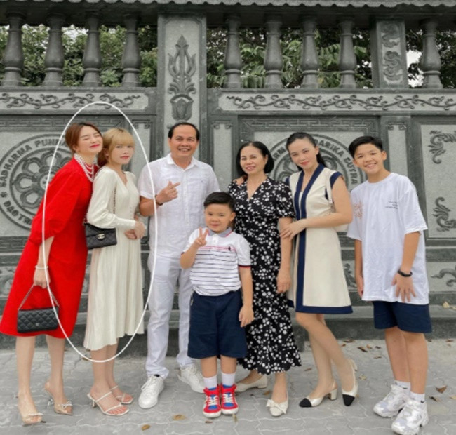 Trong dịp Tết Tân Sửu này, Thiều Bảo Trâm đã đón năm mới cùng bố mẹ và gia đình.