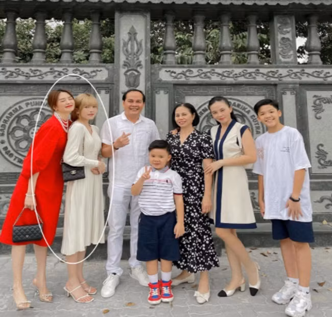 Trong dịp Tết Tân Sửu này, Thiều Bảo Trâm đã đón năm mới cùng bố mẹ và gia đình.