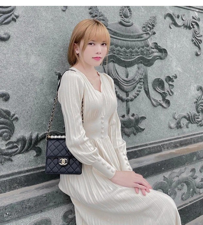 Dù xinh đẹp nhưng gương mặt nữ ca sĩ vẫn phảng phất nét ưu tư. Thậm chí có bức hình còn thấy rõ vẻ buồn hiện lên từ ánh mắt đến dáng điệu, cho thấy Thiều Bảo Trâm có lẽ vẫn chưa vượt qua được cú sốc tình cảm.