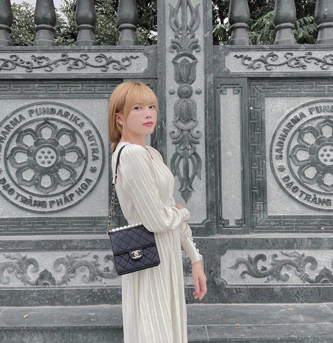 Sau loạt thị phi vào cuối năm 2020, nhất cử nhất động của Thiều Bảo Trâm đều được chú ý. Trong loạt ảnh mà nữ ca sĩ mới đăng tải vào đúng ngày Valentine 14/2, ai cũng thấy Thiều Bảo Trâm tuy vẫn rất xinh đẹp nhưng biểu cảm không còn tươi vui, ánh mắt không còn rạng rỡ như trước drama “trà xanh”, chia tay Sơn Tùng M-TP.