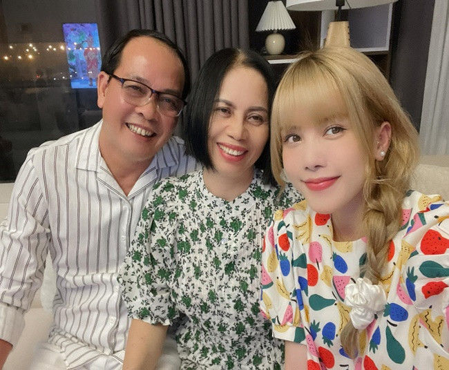 Sau drama "trà xanh", Thiều Bảo Trâm thoải mái lộ diện bên gia đình trong những ngày đầu năm.