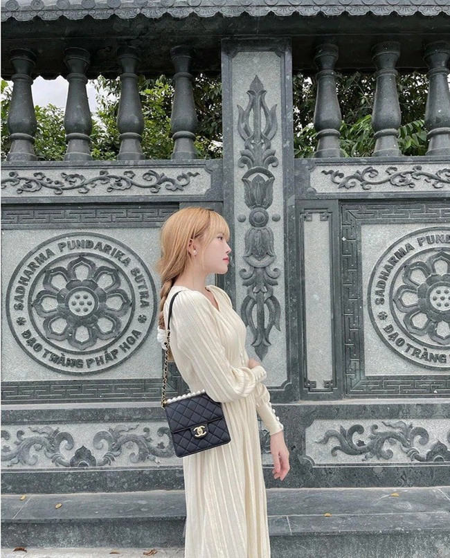 Chỉ cần nhìn vào loạt ảnh Thiều Bảo Trâm mới đăng tải đúng dịp Valentine 2021, ai cũng thấy sự khác biệt rõ rệt này ở nữ ca sĩ.