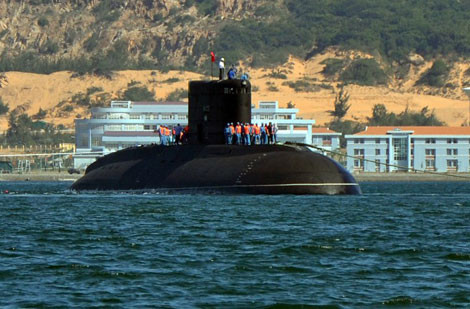 Tàu ngầm Kilo HQ-182 Hà Nội trên vịnh Cam Ranh.