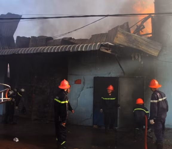 Hàng trăm lính cứu hỏa cùng nhiều phương tiện đã nhanh chóng đến hiện trường tham gia chữa cháy.