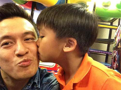 Hai cha con tình cảm mỗi khi gặp mặt. Con trai Lam Trường cũng bộc lộ nhiều thiên hướng nghệ thuật giống bố, nhất là hát và nhảy.