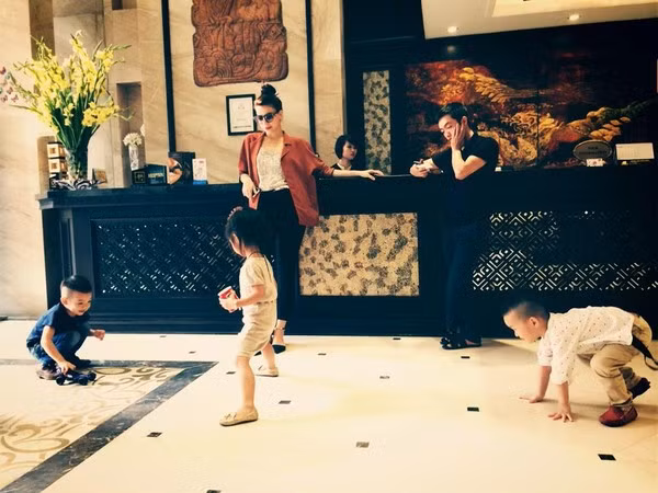 Những hình ảnh cặp đôi thảnh thơi nhìn con trai nô đùa thường xuyên được cập nhật trên trang cá nhân của hai người.