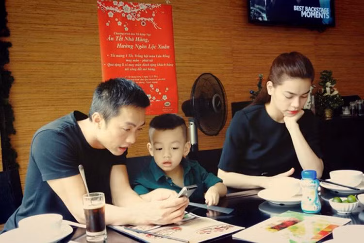 Sau sự tất bật của công việc, cả hai luôn dành thời gian để chăm sóc gia đình nhỏ cùng cậu con trai.