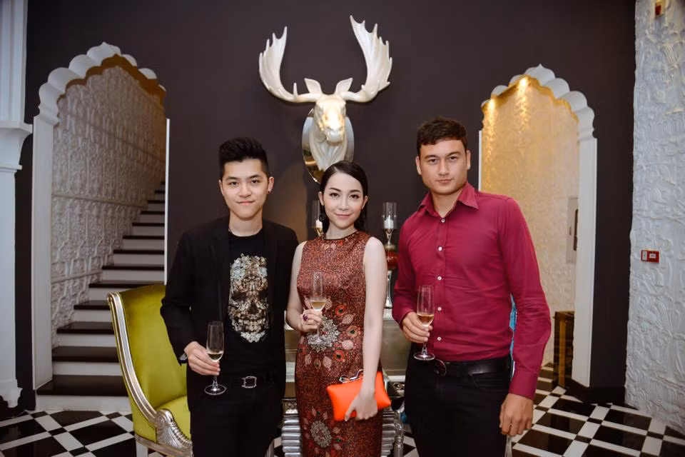 Em trai Linh Nga rất ít khi xuất hiện cùng chị gái tại chốn công công do không hoạt động chung lĩnh vực. Tuy nhiên, vẻ lịch lãm, phong cách của Hùng Minh nhanh chóng thu hút sự quan tâm không kém chị gái.